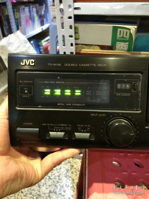 日本胜利品牌 jvc磁带卡座机一台 型号jvc一w118 日本胜利公司 没有音响,图片为插上电源后放入磁带拍照指示灯亮起,仅作为怀旧品出售,不保证可以正常使用 图片为实拍